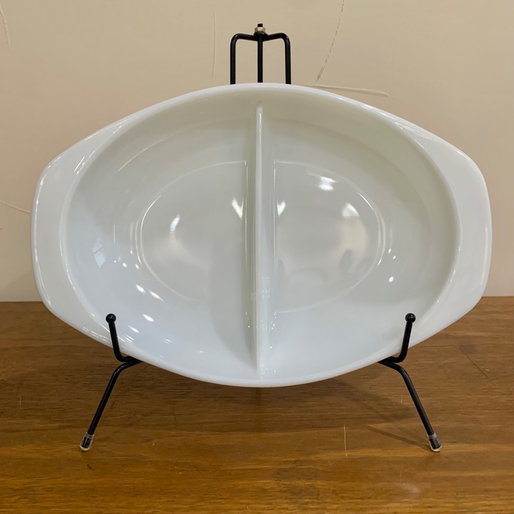 Pyrex Divided Dish 1.5 Qt | White Opal Glass | USA Made Ovenware - Picture 5 of 13